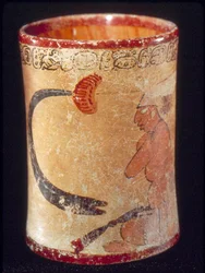 Cilindrisch vat met glyphen die een koning beschrijven